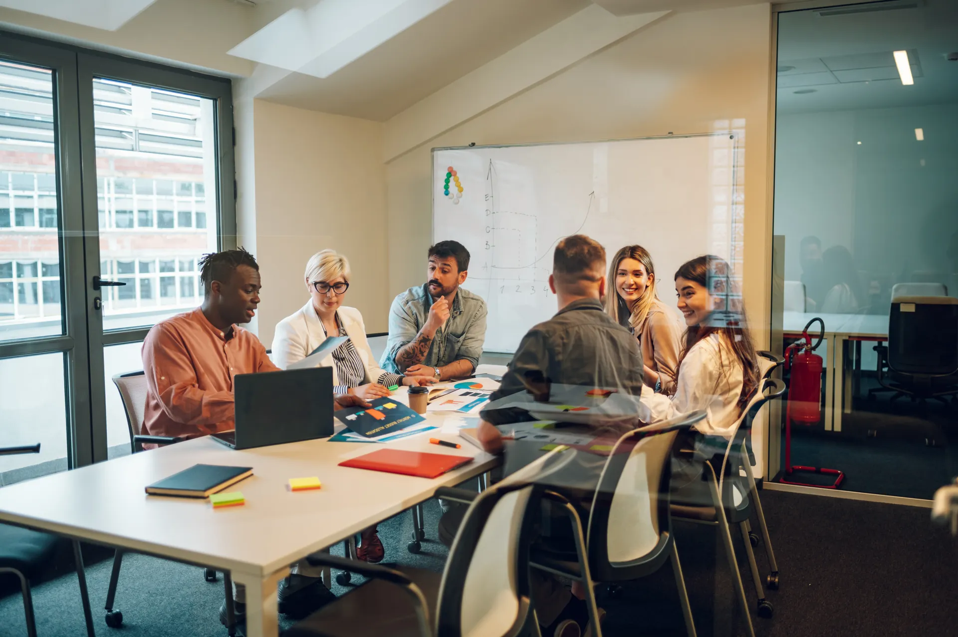 Équipe pluridisciplinaire identifiant les compétences critiques pour structurer sa stratégie de reskilling