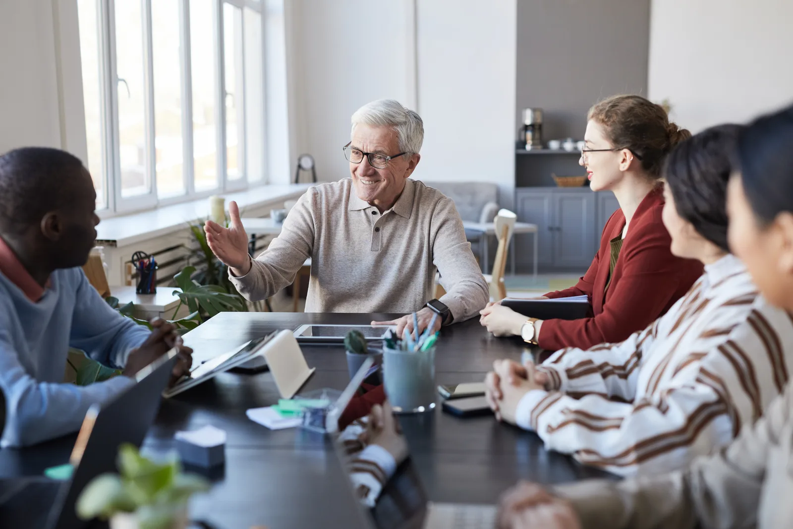 Dirigeante senior souriante en entreprise, illustrant le maintien en activité des seniors