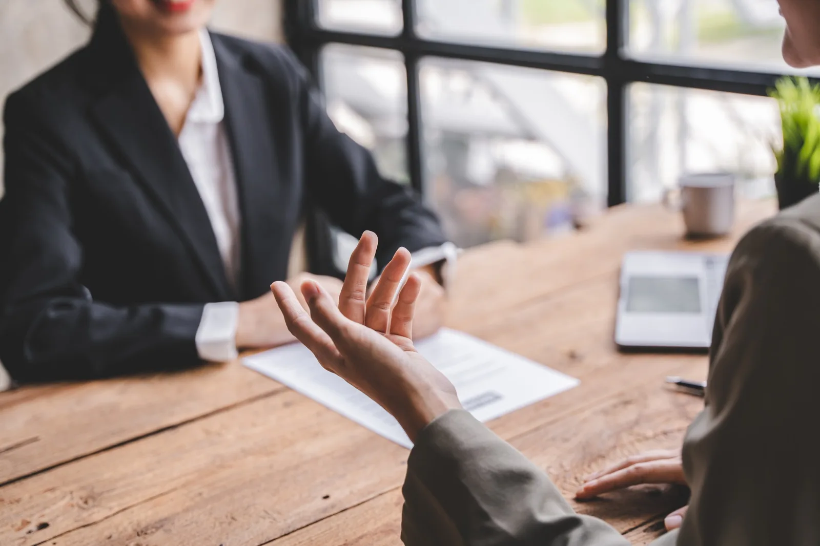 Salariée en entretien de parcours professionnel avec une responsable RH autour d'une table