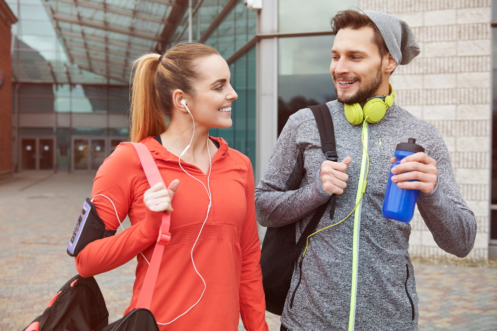 Jeune couple en RTT sortant de la salle de fitness