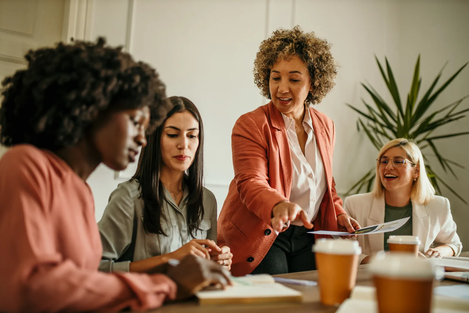 Équipe RH de femmes diverses en réunion collaborative dans un bureau lumineux, illustrant une démarche QVCT